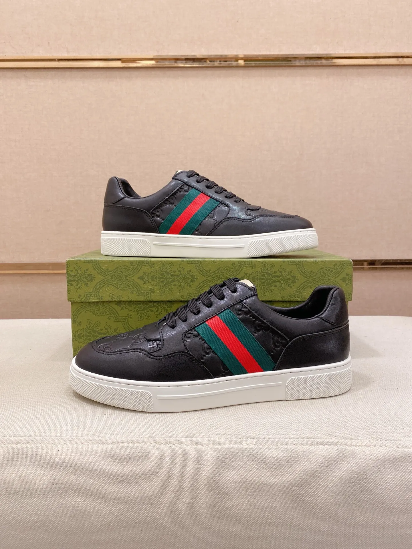 Men's shoes💰 440💰The new GUCCI (Gucci) counters are launched simultaneously. The new men's shoes, 😘fabrics are selected from imported cowhide, and the lining is sheepskin lining. 👍🏿 High-end ☄️ air-cushion molded anti-slip rubber outsole, exquisite lines, simple and elegant, comfortable and high-end for leisure travel. Code number: 38 to 44 (45 can be customized and cannot be returned or exchanged)